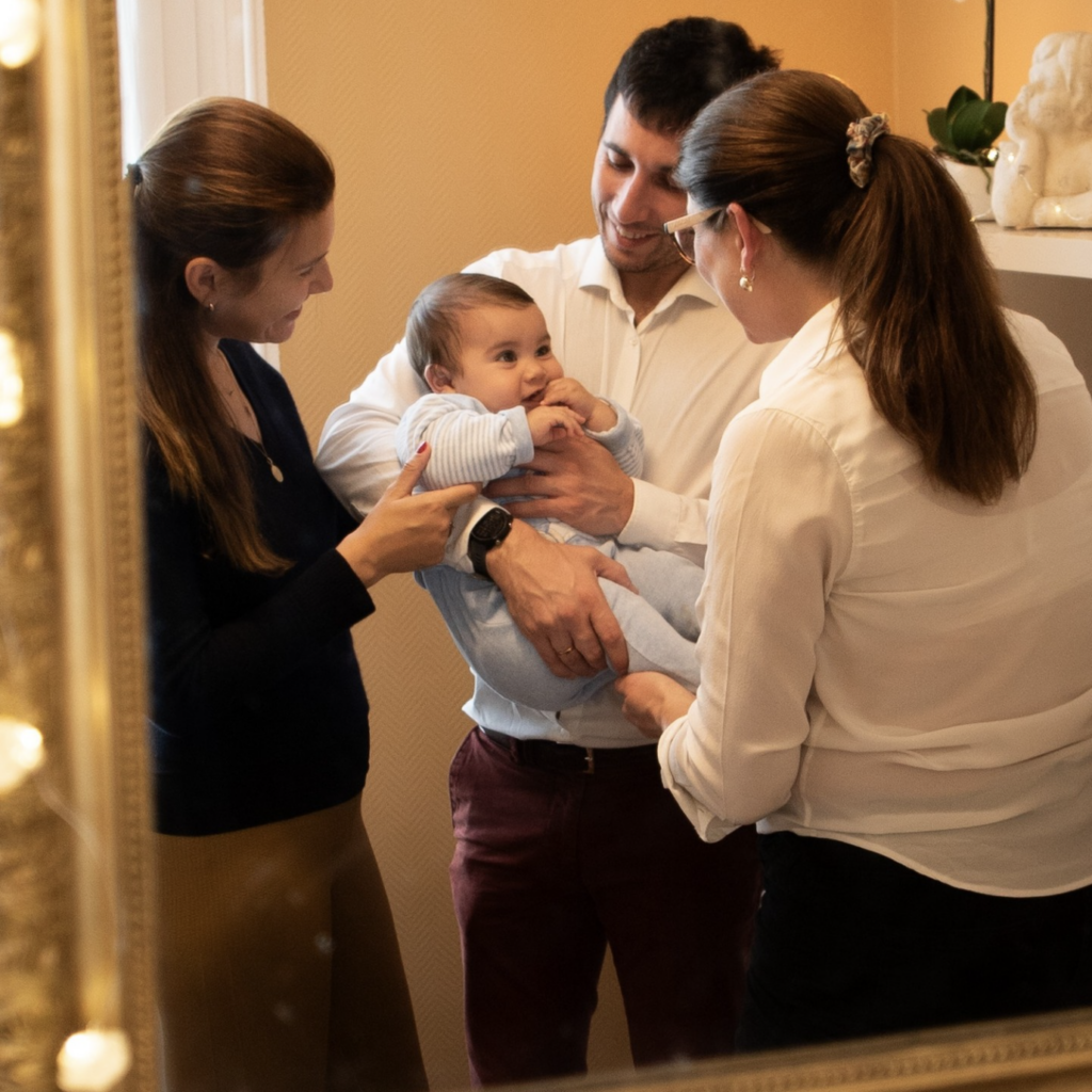 Isabelle, de l'institut l'art de soi situé à Lisieux, avec une famille, un bébé